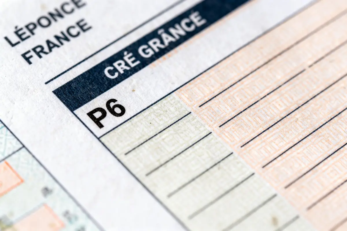 Détail de document administratif français avec espace pour annotations et texte "CRÉ GRÂNCE" et "P6".