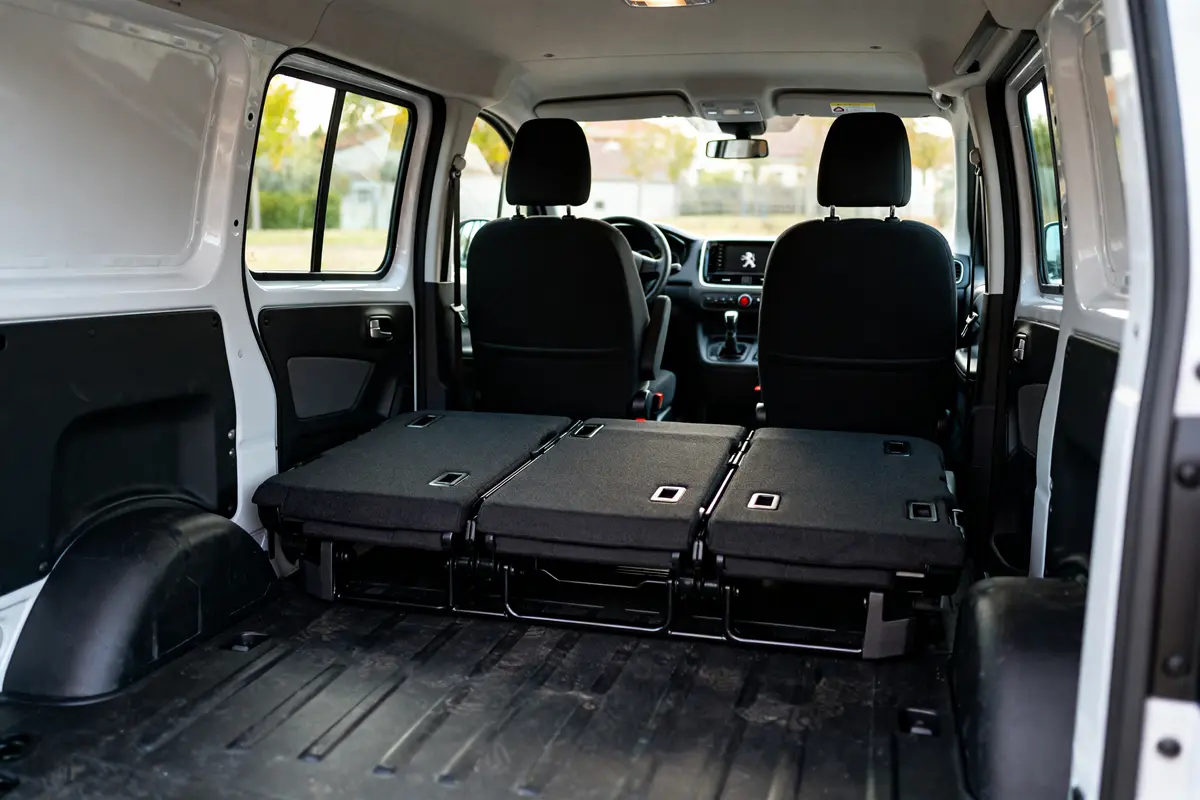 Intérieur du Peugeot Expert 5 places avec sièges rabattus et espace de chargement optimisé