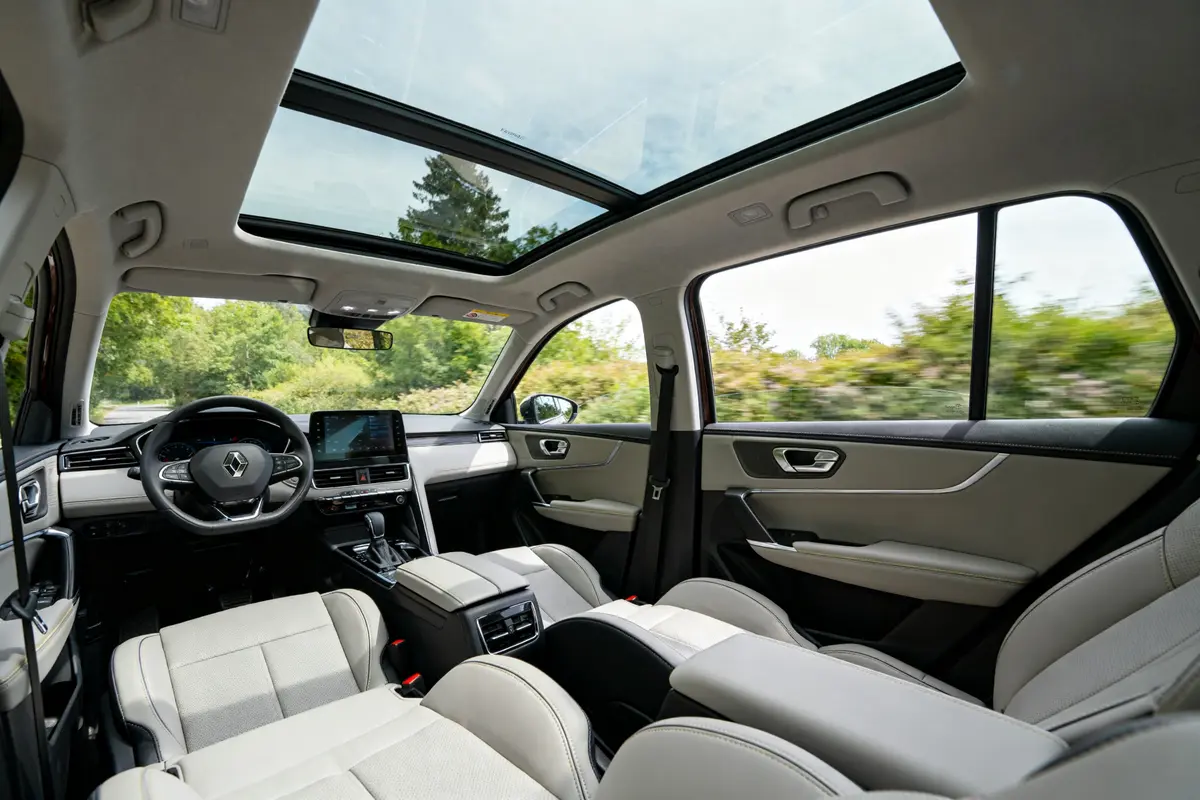 Intérieur spacieux du Renault Rafale avec toit panoramique et sièges confortables