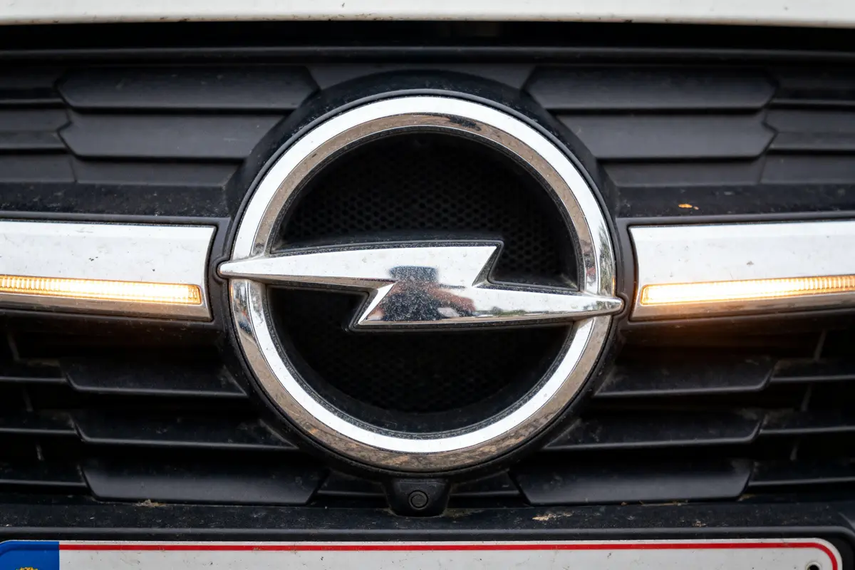 Gros plan sur calandre montrant le logo Opel avec feux de position allumés