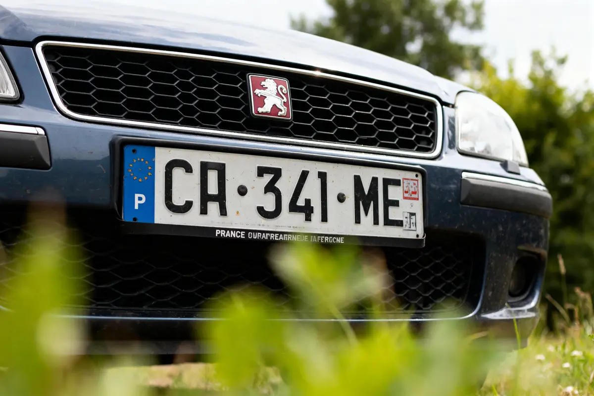 Plaque immatriculation de voiture française, vue avant avec logo distinctif au centre