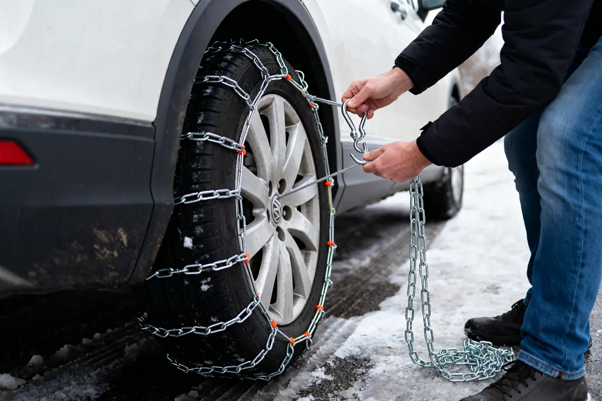 Personne montre comment mettre chaine neige sur pneu voiture par temps hivernal glissant