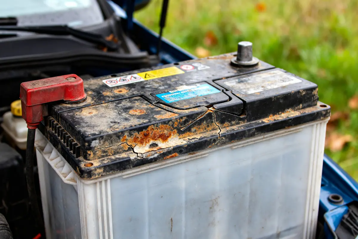 Batterie de voiture usée et fissurée affectant durée de vie batterie de voiture