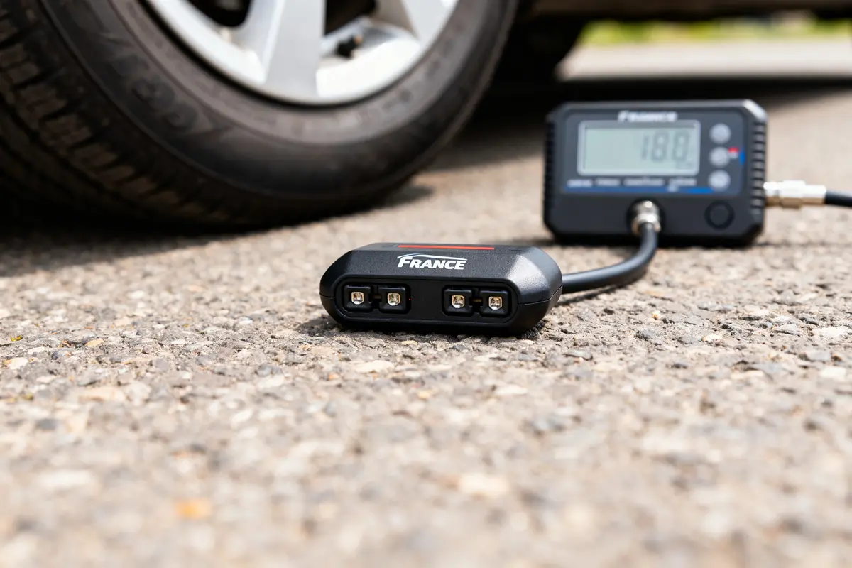 Contrôleur de pression de pneu connecté à un affichage numérique près d'une roue de voiture