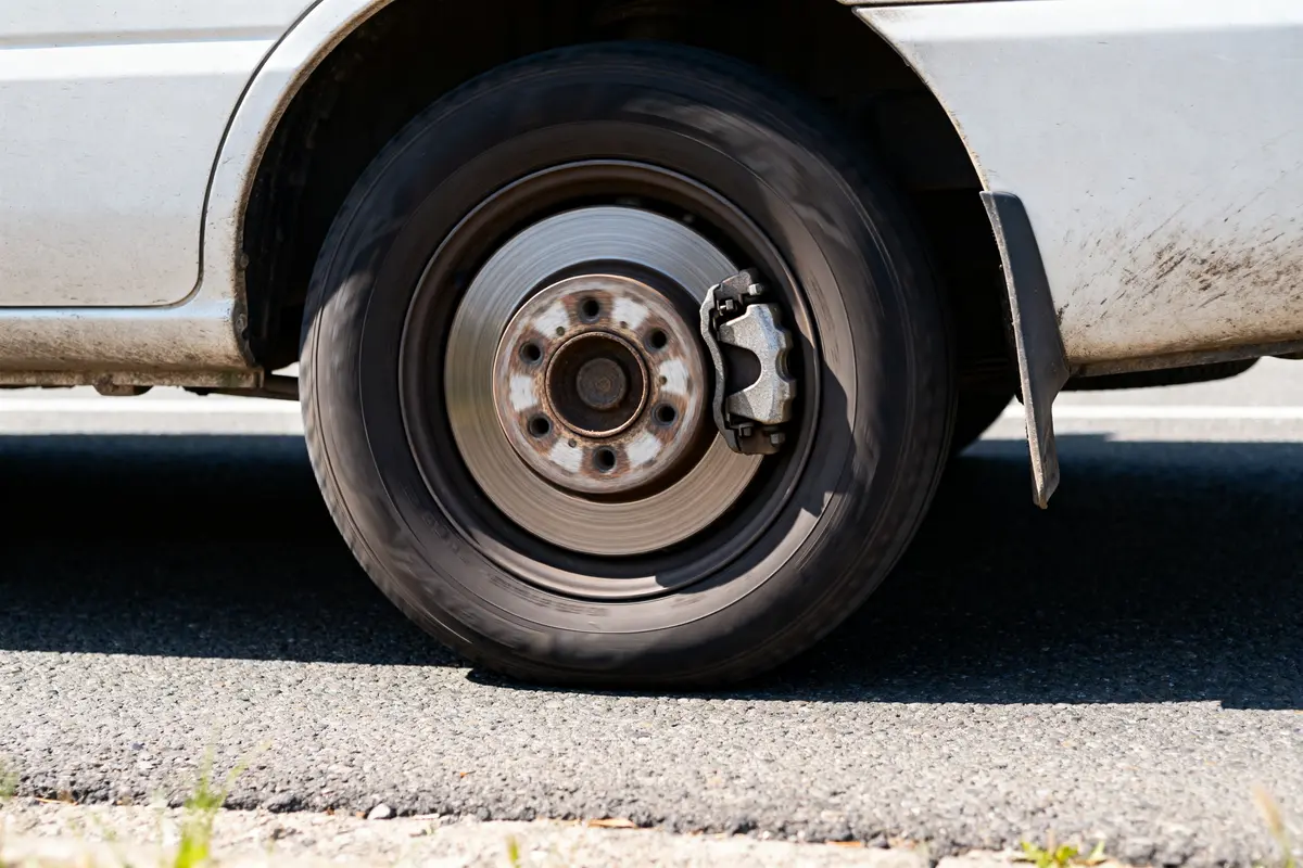 Vibration au freinage : causes, solutions et diagnostic facile